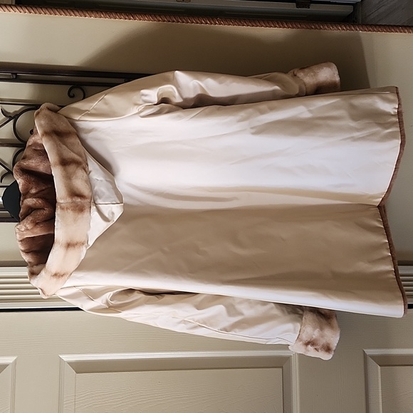 Dennis Basso reversible faux fur teddy coat with hood - Picture 5 of 5